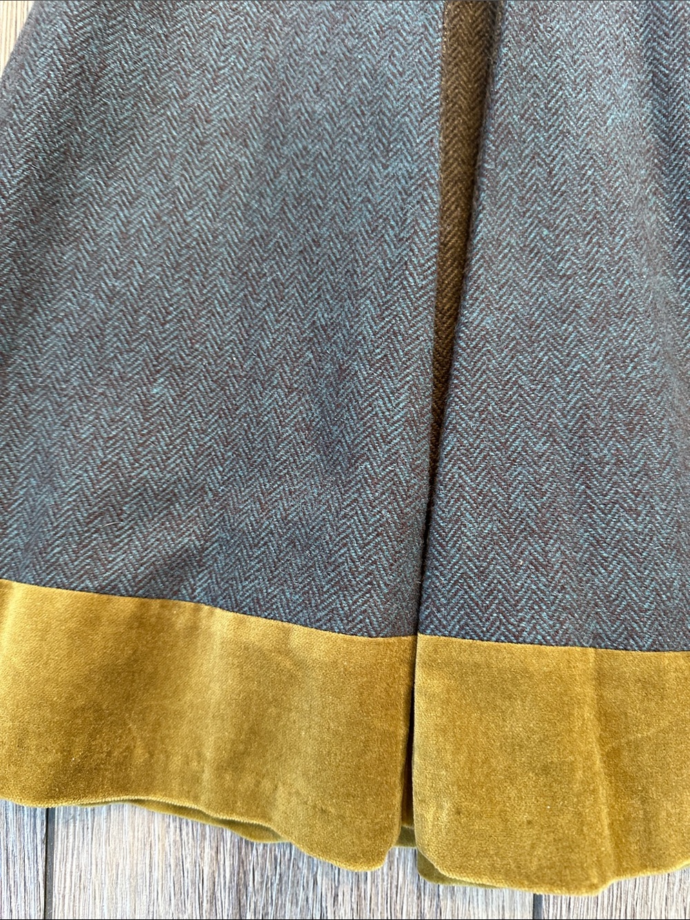 Beautiful Boden Herringbone Wool Pleated Skirt with Gold Velvet Trim 14R - Picture 2 of 7